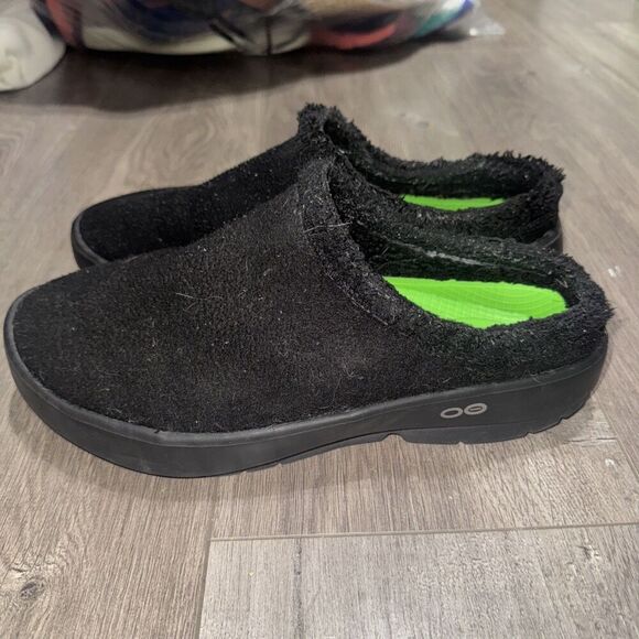 OOFOS Men\'s Black Slip-Ons with Vibrant Green Lining